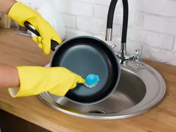 Cómo limpiar una sartén cuando el lavado con agua no funciona Cómo limpiar una sartén cuando el lavado con agua no funciona