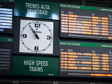 Estación de Sevilla-Santa Justa Panel Informativo en la Estación de Sevilla-Santa Justa durante el plan alternativo de transporte por la suspensión de la línea Madrid-Andalucía. A 23 de enero de 2025, en Sevilla (Andalucía, España). Renfe ha asegurado que se han ajustado "levemente" los horarios del Plan Alternativo de Transporte (PAT) entre Madrid y Andalucía, que se mantiene con "el mismo número de servicios y las mismas opciones desde cada una de las provincias". Según ha informado Renfe a Europa Press, el plan alternati...