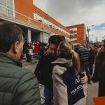 Aspirantes al Mir reciben el apoyo de sus familias antes del examen 
@ Gonzalo P&eacute;rez 