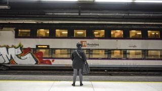 Viajeros cogen un tren de rodalies, en la estación de Sants, a 23 de enero de 2026, en Barcelona, Catalunya (España). Renfe ha restablecido el servicio de tren en todas las líneas de Rodalies desde este viernes a las 6 horas tras el corte que ha dejado sin trenes a Catalunya dos días. La recuperación progresiva del servicio presenta afectaciones en algunas líneas: la línea R1 acumula demoras que pueden superar los 30 minutos, mientras que en la R4 se realiza transporte alternativo por carretera entre Martorell (Barcelona) y Sant Vicenç de Calders (Tarragona).