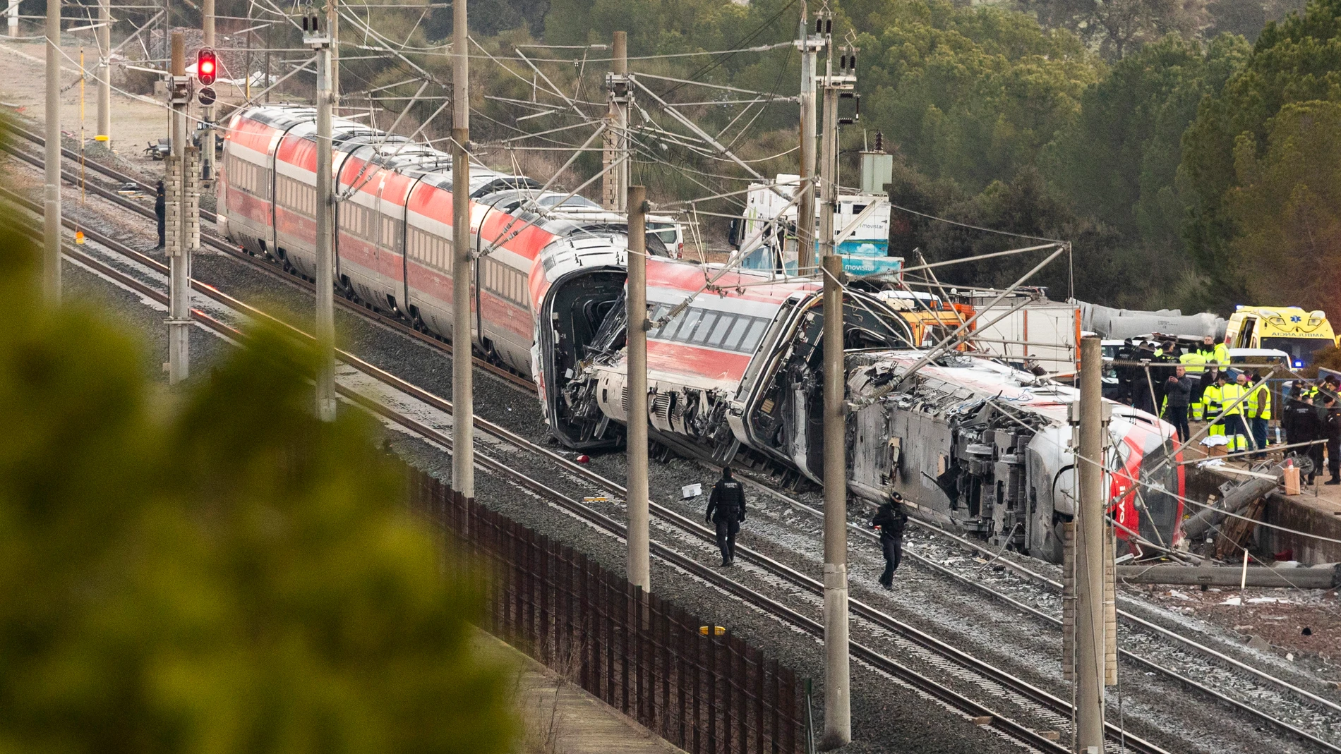 Accidente de tren en Adamuz. Imágenes de los restos de los trenes Alvia e Iryo en las vías.