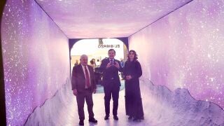 Mañueco, Santonja y Mar Sancho durante su visita a Fitur