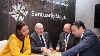 Jesús Julio Carnero y Blanca Jiménez, durante la reunión con los miembros de la Secretaría de Fomento Turístico del Gobierno del Estado de Yucatán, Darío Flota Ocampo y Raúl Paz