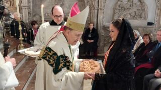Entrega de panecillos durante la misa por San Lesmes en Burgos
