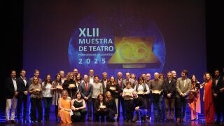 Foto de familia de Conrado Íscar con premiados del certamen de teatro Provincia de Valladolid