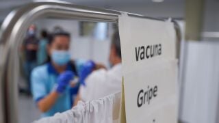 Una persona se vacuna contra la gripe en Sevilla