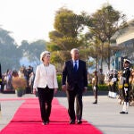 La UE empieza reuniones clave en InLa c&uacute;pula de la Uni&oacute;n Europea (UE), encabezada por la presidenta de la Comisi&oacute;n, Ursula von der Leyen (i), y el presidente del Consejo, Ant&oacute;nio Costa (d), abri&oacute; este domingo su agenda oficial en Nueva Delhi con una reuni&oacute;n clave con el ministro de Exteriores indio, S. Jaishankar