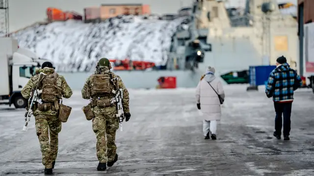 Soldados patrullan en el puerto de Nuuk, la capital de Groenlandia Nuuk (Greenland), 25/01/2026.- Soldiers are seen at the harbour in Nuuk, Greenland, 25 January 2026. (Groenlandia) EFE/EPA/Mads Claus Rasmussen DENMARK OUT