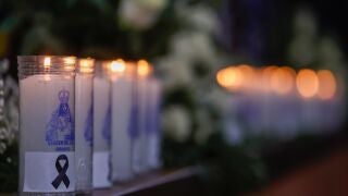 La caseta municipal de Adamuz (Córdoba) acoge este domingo el funeral organizado por el Obispado de Córdoba por las víctimas del accidente de trenes del pasado domingo, que ha reunido a representantes de distintos ámbitos de la provincia.