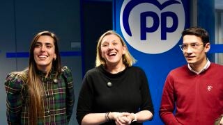 La coordinadora de campaña junto a Ballesteros y Gabriel Ramos