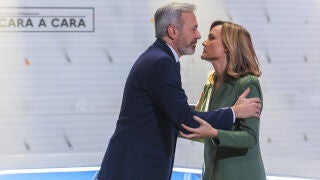 ZARAGOZA, 26/01/2026.- El candidato a la presidencia de Aragón por el PP, Jorge Azcón (i), y la candidata del PSOE, Pilar Alegría (d), posan en el plató de Aragón TV antes de comenzar el debate cara a cara este lunes, en Zaragoza. EFE/ Javier Cebollada