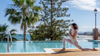 Mujer haciendo yoga.