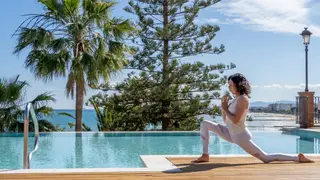 Mujer haciendo yoga. Mujer haciendo yoga.