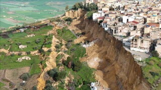 Niscemi (Italy), 26/01/2026.- An aerial view taken with a drone shows the site of a landslide at Niscemi, Caltanissetta province, Sicily Island, southern Italy, 26 January 2026. Following days of heavy rainfall brought by a low-pressure system named 'Cyclone Harry,' a landslide forced the emergency evacuation of the Santa Croci, Trappeto, and Via Popolo neighborhoods. Approximately 300 families - around 1,000 residents - have been displaced, with many seeking refuge in a local sports arena as...