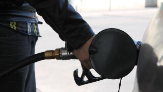 La rebaja del IVA de los carburantes se diluye: el 25% de las ...