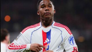 Endrick celebra uno de sus goles al Metz