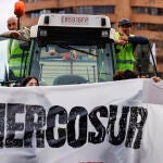 Una tractorada contra el acuerdo UE- Mercosur provoca cortes de tr&aacute;fico en Valencia