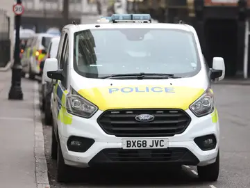 UK government plans to reform police forces in England and Wales London (United Kingdom), 26/01/2026.- A police van drives in London, Britain, 26 January 2026. UK Home Secretary Shabana Mahmood is to announce plans to reform policing cutting the number of forces from its current level of 43, and shifting focus on serious and organised crime. (Reino Unido, Londres) EFE/EPA/NEIL HALL