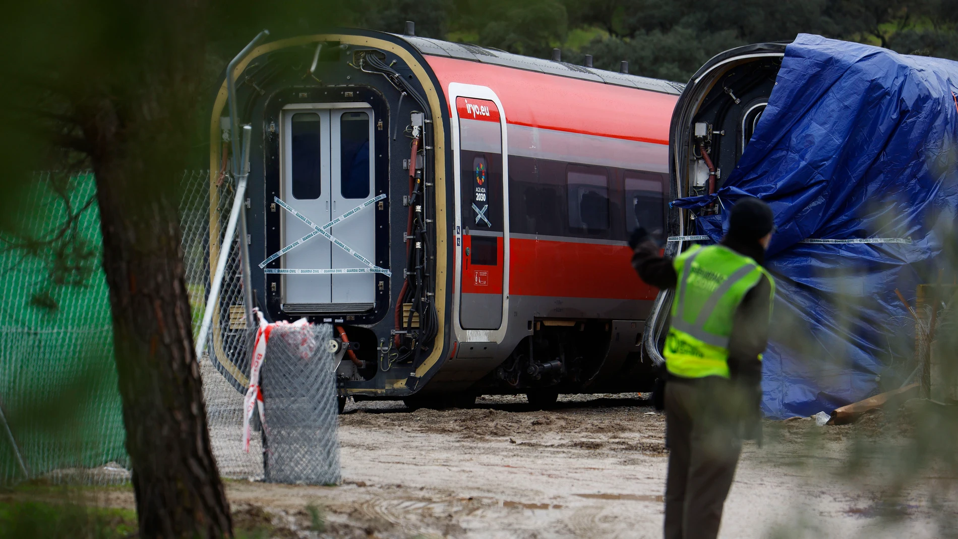 ADAMUZ (CÓRDOBA), 26/01/2026.- Vista este lunes los vagones de Iryo precintados tras la retirada de los vagones siniestrados en Adamuz (Córdoba). EFE/ Salas