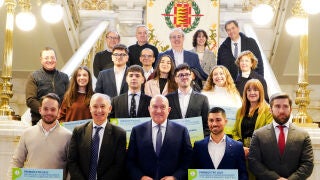 Foto de familia de Carnero y Antonio Largo con los premiados