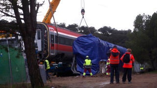  Trabajos de retirada de las vías de los vagones del Iryo