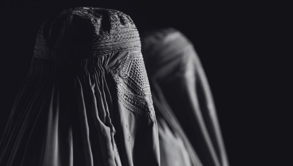 "Las voces que no pueden callarse", la campaña que denuncia el silenciamiento de mujeres en Afganistán