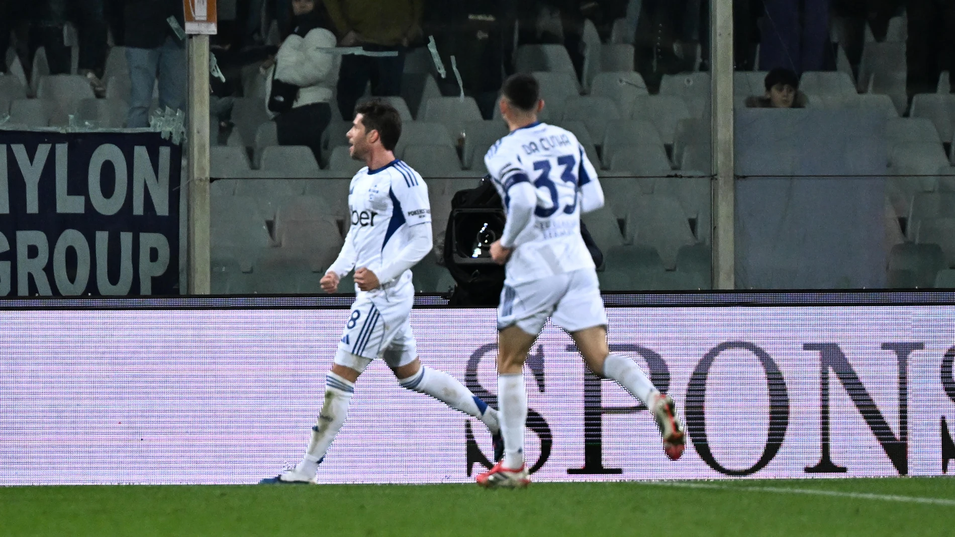 Florence (Italy), 27/01/2026.- Como's midfielder Sergi Roberto celebrate after scoring the 1-1 goal during Italian Cup round of 16 soccer match between Acf Fiorentina vs Como 1907 at Artemio Franchi Stadium in Florence, Italy, 27 January 2026. (Italia, Florencia) EFE/EPA/CLAUDIO GIOVANNINI