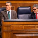 Pedro Sánchez, PSOE y Félix Bolaños, PSOE, en el pleno del Congreso de los Diputados. David Jar