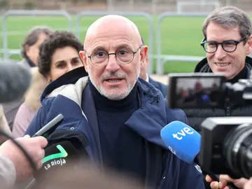El seleccionador de fútbol, Luis de la Fuente, visita el nuevo campo de fútbol de Calahorra, junto al presidente del Gobierno riojano, Gonzalo Capellán. CALAHORRA (LA RIOJA), 27/01/2026.- El seleccionador nacional de fútbol, Luis de la Fuente (c), acompañado por el presidente del gobierno de La Rioja, Gonzalo Capellán (d), visita las obras del nuevo campo de fútbol este martes en Calahorra, donde mantiene un encuentro con jóvenes deportistas de la ciudad.- EFE/ Raquel Manzanares