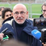 El seleccionador de f&uacute;tbol, Luis de la Fuente, visita el nuevo campo de f&uacute;tbol de Calahorra, junto al presidente del Gobierno riojano, Gonzalo Capell&aacute;n.