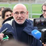 El seleccionador de fútbol, Luis de la Fuente, visita el nuevo campo de fútbol de Calahorra, junto al presidente del Gobierno riojano, Gonzalo Capellán.