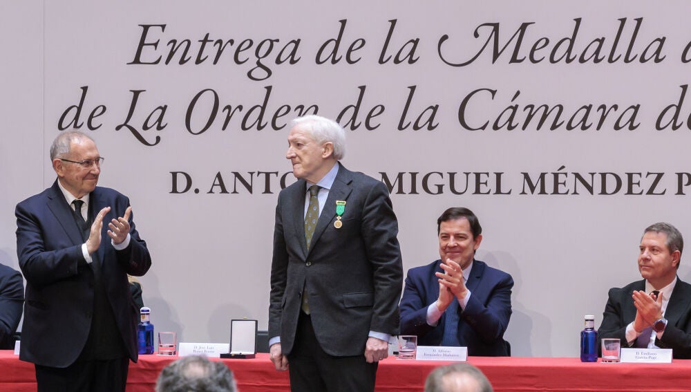 Entrega de la Medalla de Oro de la Cámara de España a Méndez Pozo