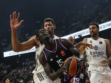 Tavares amenaza con taponar a Faye Tavares amenaza con taponar a Faye