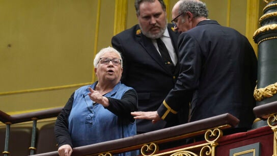 Expulsan del Congreso a una activista aplaudida por el PSOE tras ...