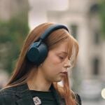 Los auriculares Sony WH-1000XM5 pesan unos 250 gramos