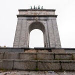 Esta imagen de hace solo unos d&iacute;as evidencia los desperfectos que todav&iacute;a persisten en el entorno del Arco de la Victoria 