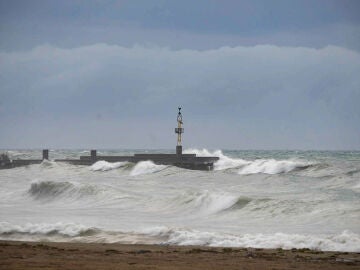 Imagen de la costa de Almer&iacute;a capital presentando fuerte oleaje y viento debido al paso de la borrasca 'Kristin'. A 28 de enero de 2026, en Almer&iacute;a (Andaluc&iacute;a, Espa&ntilde;a). Las comarcas de Poniente y Almer&iacute;a capital, as&iacute; como el Levante almeriense, estar&aacute;n bajo aviso naranja por viento, con rachas del oeste de hasta 100 kil&oacute;metros por hora que podr&iacute;an superar de forma local los 120 km/h en el caso de Poniente y Almer&iacute;a capital, y alcanzar los 90 kil&oacute;metros por hora --con posibilidad de superar pu...
