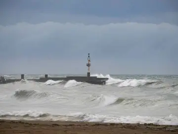 El fuerte viento, protagonista en la jornada en toda Andalucía Imagen de la costa de Almería capital presentando fuerte oleaje y viento debido al paso de la borrasca 'Kristin'. A 28 de enero de 2026, en Almería (Andalucía, España). Las comarcas de Poniente y Almería capital, así como el Levante almeriense, estarán bajo aviso naranja por viento, con rachas del oeste de hasta 100 kilómetros por hora que podrían superar de forma local los 120 km/h en el caso de Poniente y Almería capital, y alcanzar los 90 kilómetros por hora --con posibilidad de superar pu...