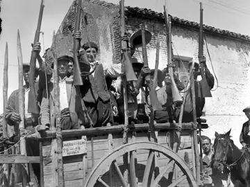 En la imagen unos campesinos en armas camino del frente, en la zona republicana de Talavera de la Reina (Toledo) durante la Guerra Civil Española. En la imagen unos campesinos en armas camino del frente, en la zona republicana de Talavera de la Reina (Toledo) durante la Guerra Civil Española.