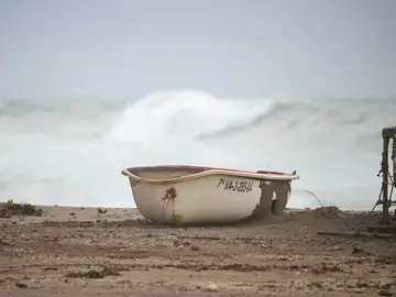 El fuerte viento protagonista en la jornada en toda Andalucía Imagen de la costa de Almería capital presentando fuerte oleaje y viento debido al paso de la borrasca 'Kristin'. A 28 de enero de 2026, en Almería (Andalucía, España). Las comarcas de Poniente y Almería capital, así como el Levante almeriense, estarán bajo aviso naranja por viento, con rachas del oeste de hasta 100 kilómetros por hora que podrían superar de forma local los 120 km/h en el caso de Poniente y Almería capital, y alcanzar los 90 kilómetros por hora --con posibilidad de superar pu...