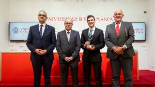 El vicerrector de Investigación de la Universidad de Salamanca, José Miguel Mateos Roco, acompañado por el director del Centro de Investigación del Cáncer, Xosé Bustelo, y el secretario de la Fundación Doctores Diz Pintado, Nicolás Rodríguez, presentan al galardonado, Íñigo Martincorena