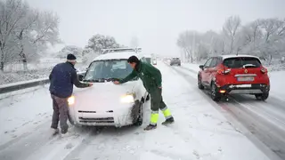 Aemet activa el nivel amarillo por nieve y viento en varios puntos de Madrid Varios vehículos circulan con la nieve por la M-607, a 28 de enero de 2026, en Madrid (España). La Agencia Estatal de Meteorología (Aemet) ha activado el aviso amarillo para hoy por posibles nevadas en la Sierra de Madrid y la zona Metropolitana y Henares, a la par que ha sumado el aviso por fuertes rachas de viento también a la comarca Sur, Vegas y Oeste de la región. 28 ENERO 2026;PIXELADA Marta Fernández / Europa Press 28/01/2026