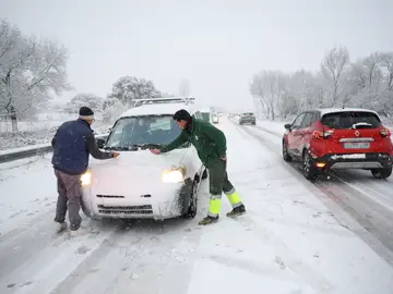 Aemet activa el nivel amarillo por nieve y viento en varios puntos de Madrid Varios vehículos circulan con la nieve por la M-607, a 28 de enero de 2026, en Madrid (España). La Agencia Estatal de Meteorología (Aemet) ha activado el aviso amarillo para hoy por posibles nevadas en la Sierra de Madrid y la zona Metropolitana y Henares, a la par que ha sumado el aviso por fuertes rachas de viento también a la comarca Sur, Vegas y Oeste de la región. 28 ENERO 2026;PIXELADA Marta Fernández / Europa Press 28/01/2026