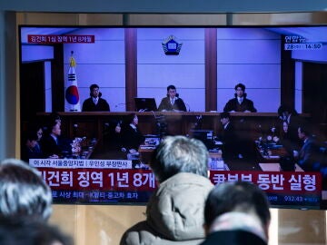 Seoul (South Korea), 28/01/2026.- People watch a live broadcast of ex&ndash;First Lady Kim Keon Hee&rsquo;s trial verdict at a station in Seoul, South Korea, 28 January 2026. Seoul Central District Court sentenced on 28 January, Ex-first lady Kim Keon-hee to one year and eight months in prison. She was indicted on charges of stock manipulation, bribery, and other corruption. (Corea del Sur, Se&uacute;l) EFE/EPA/JEON HEON-KYUN 