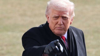 FOTODELDÍA AME8780. WASHINGTON (ESTADOS UNIDOS), 27/01/2026.- El presidente de EE.UU., Donald Trump, habla con periodistas este martes, en la Casa Blanca en Washington (Estados Unidos). Trump aseguró que va a supervisar una "gran investigación" sobre la muerte de Alex Pretti por disparos de agentes federales en Mineápolis, un suceso que despertó indignación en el país y que llevó a la Casa Blanca a rebajar su agresiva campaña de redadas migratorias en la ciudad. EFE/ Octavio Guzmán