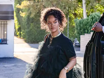 Rihanna con cabello rizado. Rihanna con cabello rizado.