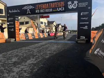 David González y Miguel Ángel Muñoz entran vencedores en la meta de la segunda etapa de La Leyenda de Tartessos David González y Miguel Ángel Muñoz entran vencedores en la meta de la segunda etapa de La Leyenda de Tartessos