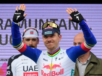 PALMA DE MALLORCA, 30/01/2026.- El ciclista belga del equipo Red Bull Bora Remco Evenepoel celebra en el podio su victoria en el Trofeo Selva-Santuari de Lluc (154,3 km), tercera prueba de la Challenge Vuelta Ciclista a Mallorca. EFE/MIQUEL A. BORR&Agrave;S 