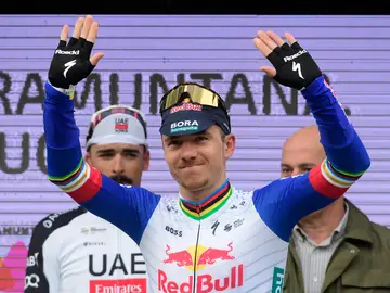 Trofeo Selva-Santuari de Lluc (154,3 km). PALMA DE MALLORCA, 30/01/2026.- El ciclista belga del equipo Red Bull Bora Remco Evenepoel celebra en el podio su victoria en el Trofeo Selva-Santuari de Lluc (154,3 km), tercera prueba de la Challenge Vuelta Ciclista a Mallorca. EFE/MIQUEL A. BORRÀS