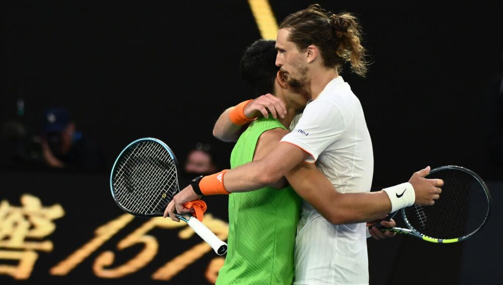 Tenis/Australia.- AMP. Un &eacute;pico Alcaraz vence a Zverev y luchar&aacute; por su primer t&iacute;tulo y el 'Grand Slam' en Australia